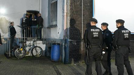 Polizeibeamte sind auf dem Weg zu einer Hausdurchsuchung in Essen. 