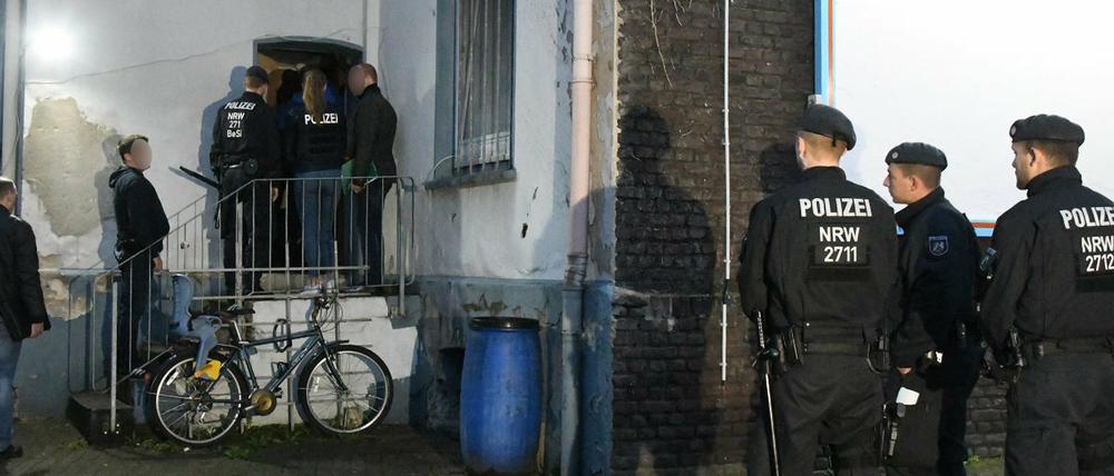 Polizeibeamte sind auf dem Weg zu einer Hausdurchsuchung in Essen.