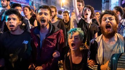 Demonstranten auf den Straßen von Istanbul. Sie protestieren gegen eine Wiederholung der Bürgermeisterwahl in Istanbul.
