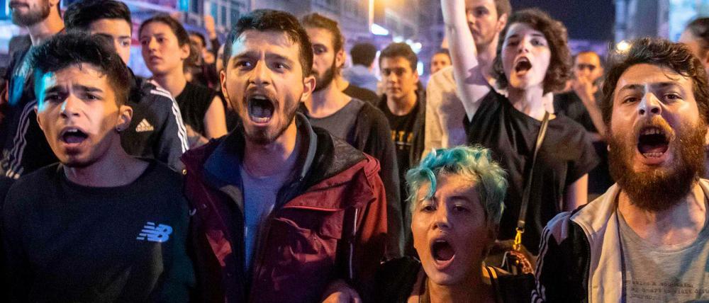 Demonstranten auf den Straßen von Istanbul. Sie protestieren gegen eine Wiederholung der Bürgermeisterwahl in Istanbul.