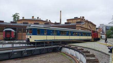 471 462 wird von einer Diesellok auf die Drehscheibe des Technikmuseums geschoben. Früher war hier das Bw des Anhalter Bahnhofs.