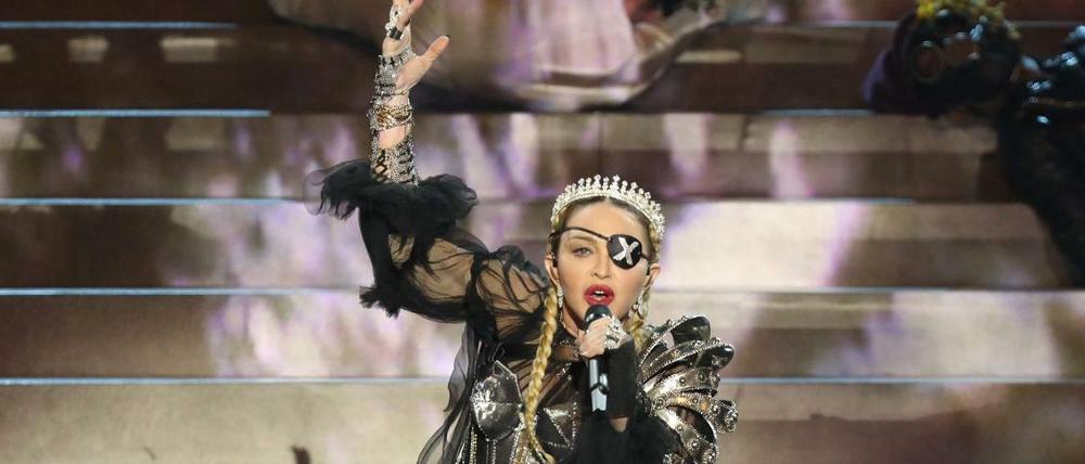 Am Boden. Madonna legte einen verstörenden Auftritt beim ESC hin.