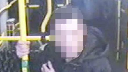 Dieser Mann steht in Verdacht eine 62-jährige Frau sexuell genötigt zu haben.