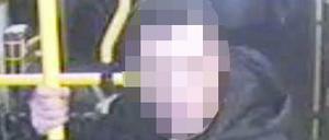 Dieser Mann steht in Verdacht eine 62-jährige Frau sexuell genötigt zu haben.