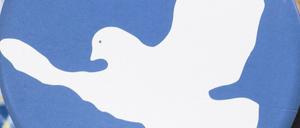 Ein Karton mit einer Friedenstaube hält eine Frau bei der Demonstration des Bündnisses "Ein Europa für Alle - Deine Stimme gegen Nationalismus!".