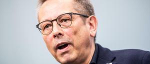 Johannes-Wilhelm Rörig spricht bei einer Pressekonferenz. 