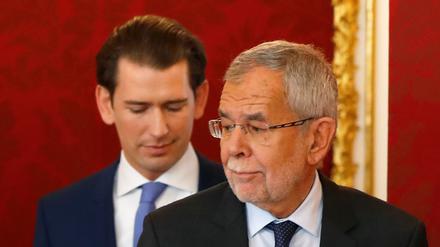 Österreichs Kanzler Sebastian Kurz hinter Bundespräsident Alexander Van der Bellen 