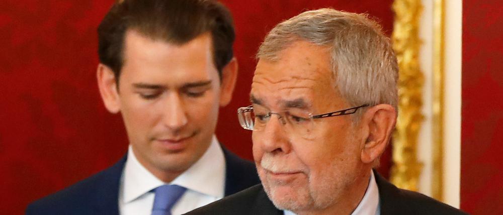 Österreichs Kanzler Sebastian Kurz hinter Bundespräsident Alexander Van der Bellen 