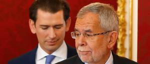 Österreichs Kanzler Sebastian Kurz hinter Bundespräsident Alexander Van der Bellen 