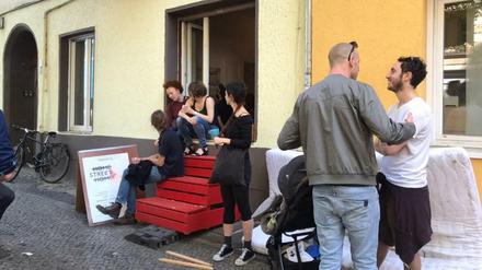 Eine Erdgeschosswohnung in der Hobrechtstraße 7, eigentlich ein Ferienapartment, wurde am Sonntag zur Ausstellungsfläche.