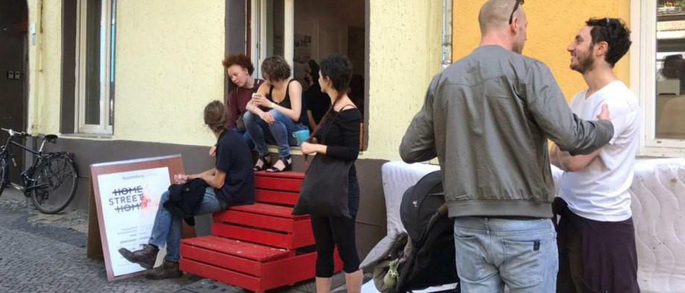 Eine Erdgeschosswohnung in der Hobrechtstraße 7, eigentlich ein Ferienapartment, wurde am Sonntag zur Ausstellungsfläche.