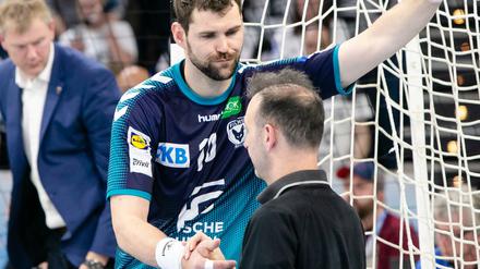 Gefrustet. Berlins Jakov Gojun (l.) wird von Manager Bob Hanning getröstet.