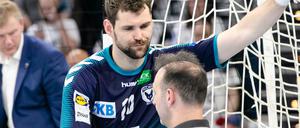 Gefrustet. Berlins Jakov Gojun (l.) wird von Manager Bob Hanning getröstet.