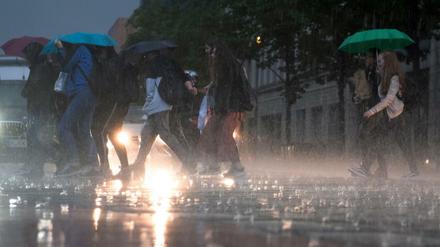 Die Berliner Feuerwehr ist wegen der Gewitter zu zahlreichen Einsätzen ausgerückt. 