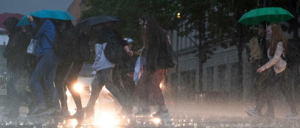 Die Berliner Feuerwehr ist wegen der Gewitter zu zahlreichen Einsätzen ausgerückt. 