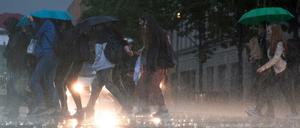 Die Berliner Feuerwehr ist wegen der Gewitter zu zahlreichen Einsätzen ausgerückt. 