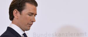 Sebastian Kurz (ÖVP), Bundeskanzler von Österreich, steht bei im Rahmen seiner Stellungnahme zu neuen Entwicklungen in der Koalition im Bundeskanzleramt. 