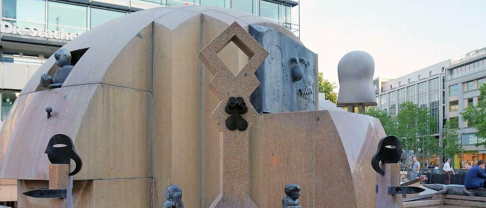 Der Weltkugelbrunnen, genannt Wasserklops, auf dem Breitscheidplatz in Berlin-Charlottenburg.