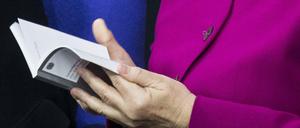 Gut zu wissen - und gut zu haben: Angela Merkel blättert im Grundgesetz.