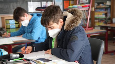 Zugig war es oft in deutschen Klassenräumen. Nach wie vor wird überwiegend gelüftet, was die Experten auch als sicher und gut ansehen, um die Gefahr einer Ansteckung zu senken. Dennoch gibt es nach wie vor eine große, emotionale Debatte um Luftfilter.