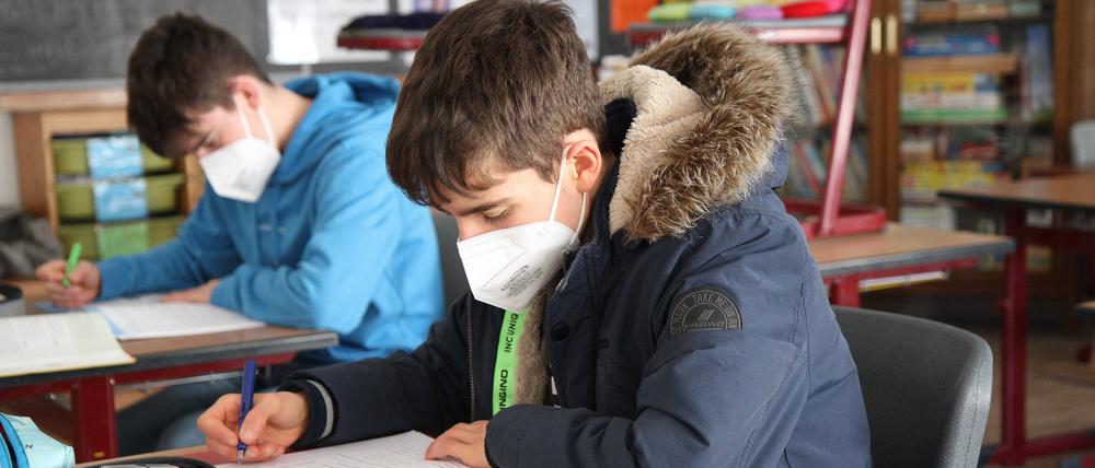 Zugig war es oft in deutschen Klassenräumen. Nach wie vor wird überwiegend gelüftet, was die Experten auch als sicher und gut ansehen, um die Gefahr einer Ansteckung zu senken. Dennoch gibt es nach wie vor eine große, emotionale Debatte um Luftfilter.