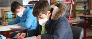Zugig war es oft in deutschen Klassenräumen. Nach wie vor wird überwiegend gelüftet, was die Experten auch als sicher und gut ansehen, um die Gefahr einer Ansteckung zu senken. Dennoch gibt es nach wie vor eine große, emotionale Debatte um Luftfilter.