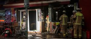Der Imbiss in der Neuköllner Hermannstraße brannte laut Feuerwehr in voller Ausdehnung.