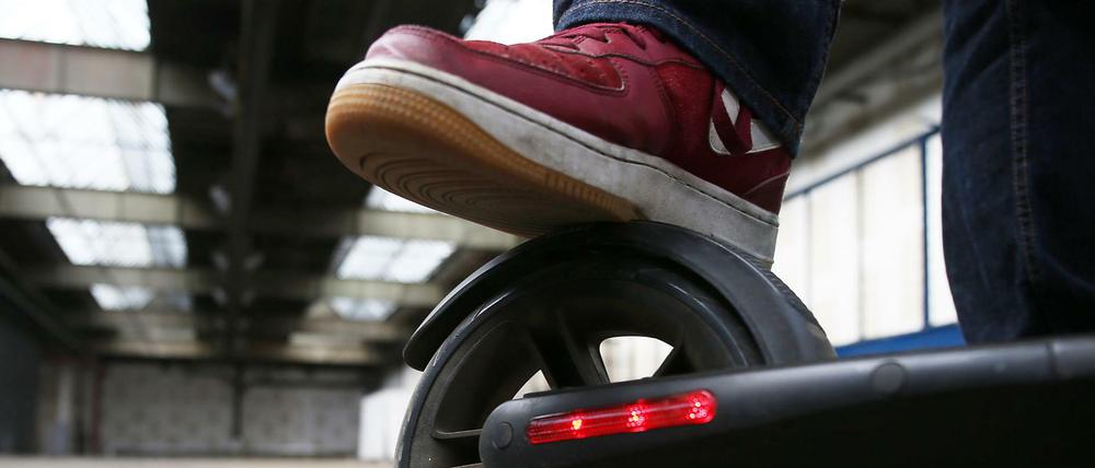 Der E-Roller ist eigentlich eine gute Idee, der WmdW an seine glückliche Kindheit erinnert, als ihm sein wuchtiges Tretgerät ein Gipsbein verschaffte.