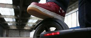 Der E-Roller ist eigentlich eine gute Idee, der WmdW an seine glückliche Kindheit erinnert, als ihm sein wuchtiges Tretgerät ein Gipsbein verschaffte.