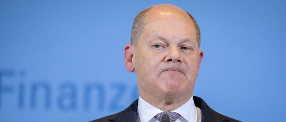 Finanzminister Olaf Scholz spricht auf einer Pressekonferenz zu den Medienvertretern.