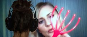 Entspannen durch Flüstern - das ASMR-Phänomen kann man sehr prominent auf Youtube beobachten. 