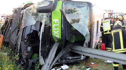 Der schwer beschädigte Reisebus auf der Autobahn 9 bei Leipzig.