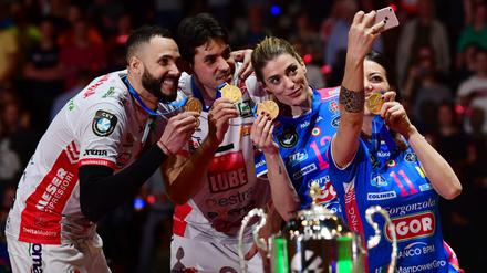 Besonderes Gruppenfoto: Civitanovas Osmany Juantorena und Dragan Stankovic sowie Novaras Francesca Piccinini und Stefania Sansonna (von links) machen vor der Pokalübergabe ein Selfie.