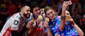 Besonderes Gruppenfoto: Civitanovas Osmany Juantorena und Dragan Stankovic sowie Novaras Francesca Piccinini und Stefania Sansonna (von links) machen vor der Pokalübergabe ein Selfie.