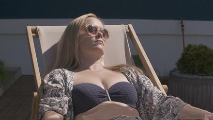 Sie will sich doch nur sonnen. Selma Björnsdóttir spielt Eybjörg in "Under the Tree".