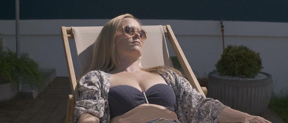 Sie will sich doch nur sonnen. Selma Björnsdóttir spielt Eybjörg in "Under the Tree".
