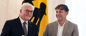 Bundespräsident Frank-Walter Steinmeier überreicht Birger Schmidt aus Berlin den Verdienstorden der Bundesrepublik Deutschland.