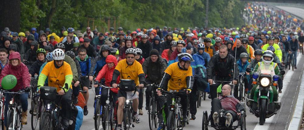 Die ADFC-Sternfahrt führt auch dieses Jahr teilweise über Autobahnen wie hier 2013 über die gesperrte Autobahn Avus in Berlin.