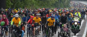 Die ADFC-Sternfahrt führt auch dieses Jahr teilweise über Autobahnen wie hier 2013 über die gesperrte Autobahn Avus in Berlin.