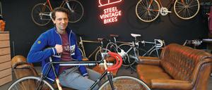 Arne Göbbels, Produktionsleiter bei Steel Vintage Bikes, mit seinem "Bates"-Rennrad aus England. 