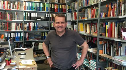 Herr der Bücher. David Basler in seinem Verlag, aufgenommen 2016.