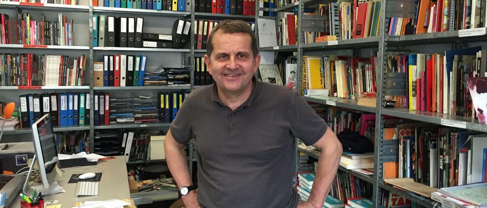 Herr der Bücher. David Basler in seinem Verlag, aufgenommen 2016.