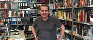 Herr der Bücher. David Basler in seinem Verlag, aufgenommen 2016.