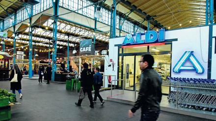 Blick in die Markthalle 9 in Kreuzberg mit Aldi-Filiale.
