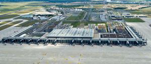 Nur fliegen ist schöner. Blick auf die Dauer-Baustelle des Flughafen BER.