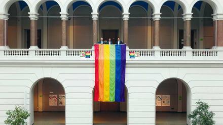 Die TU – hier mit Regenbogenfahne – hat als einzige Uni einen Antidiskriminierungsbeauftragten. 