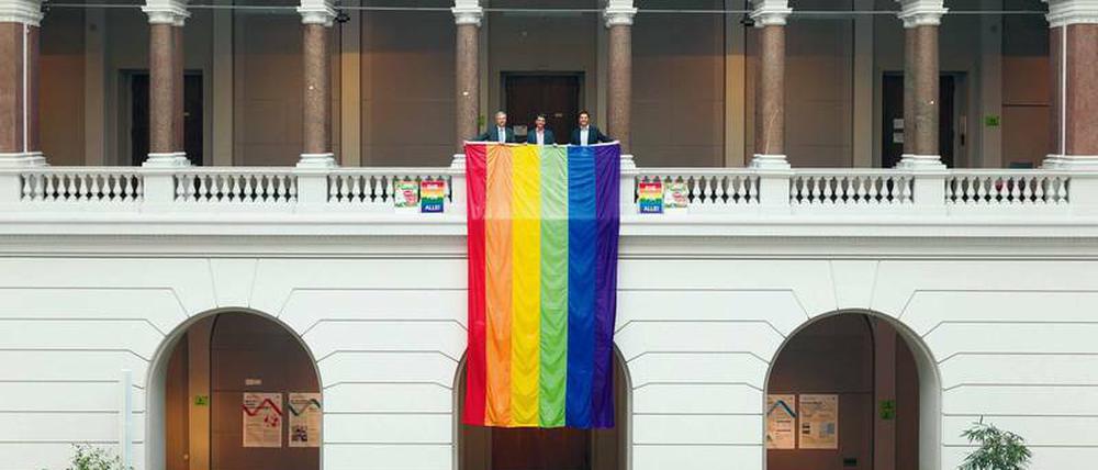 Die TU – hier mit Regenbogenfahne – hat als einzige Uni einen Antidiskriminierungsbeauftragten.