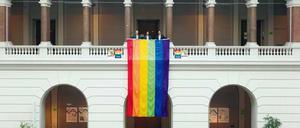 Die TU – hier mit Regenbogenfahne – hat als einzige Uni einen Antidiskriminierungsbeauftragten. 