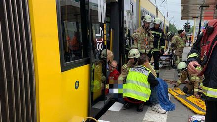 Die Unglücksstelle in Hellersdorf. Der 49-jährige Mann, der zwischen Bahnsteig und einfahrende Tram geriet, wurde ins Krankenhaus gebracht.