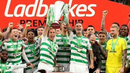 Am Rand. Dedryck Boyata (ganz rechts) gewann zum Abschied von Celtic noch einmal den schottischen Meistertitel. Allerdings fehlt er seit März wegen einer Knieverletzung.